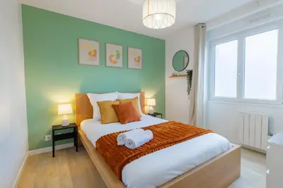 Un ou plusieurs lits dans un hébergement de l'établissement Appart 3 chambres avec TV connectées et Jardin