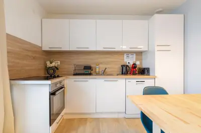 Cuisine ou kitchenette dans l'établissement Appart 3 chambres avec TV connectées et Jardin