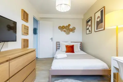 Un ou plusieurs lits dans un hébergement de l'établissement Appart 3 chambres avec TV connectées et Jardin
