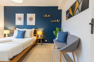 Un ou plusieurs lits dans un hébergement de l'établissement Appart 3 chambres avec TV connectées et Jardin