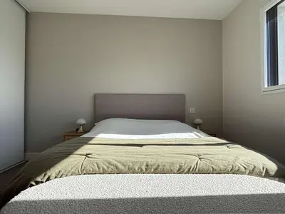 Un ou plusieurs lits dans un hébergement de l'établissement Maison charmante, proche plages de l'Ile-Tudy, calme garanti - FR-1-481-180