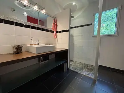 Salle de bains dans l'établissement Maison charmante, proche plages de l'Ile-Tudy, calme garanti - FR-1-481-180