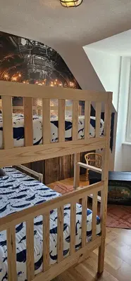 Un ou plusieurs lits dans un hébergement de l'établissement Maison avec jardin clos - Plage et centre accessibles à pied - Chambre enfants immersive pour vivre de belles aventures - WiFi haut débit - Draps et serviettes fournis - Animaux non admis