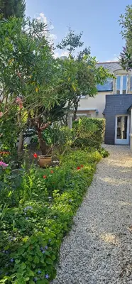 Jardin de l'établissement Maison avec jardin clos - Plage et centre accessibles à pied - Chambre enfants immersive pour vivre de belles aventures - WiFi haut débit - Draps et serviettes fournis - Animaux non admis
