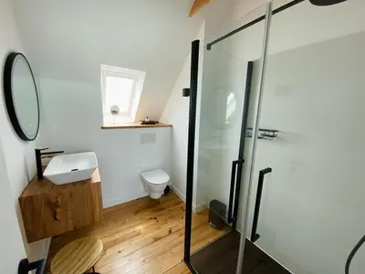 Salle de bains dans l'établissement Villa le 25 - Piscine et Sauna au bourg de Carantec