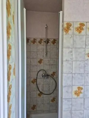 Salle de bains dans l'établissement Maison familiale Morgat, jardin clos