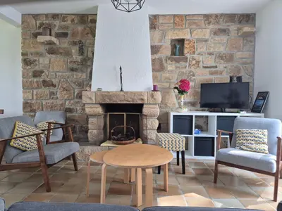 Télévision ou salle de divertissement dans l'établissement Maison familiale Morgat, jardin clos