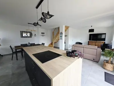 Télévision ou salle de divertissement dans l'établissement Jolie maison neuve proche plages GR34 et port de Aber Wrach