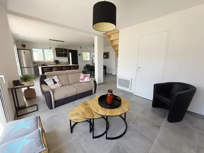 Coin salon dans l'établissement Jolie maison neuve proche plages GR34 et port de Aber Wrach