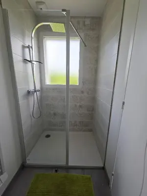 Salle de bains dans l'établissement Jolie maison neuve proche plages GR34 et port de Aber Wrach