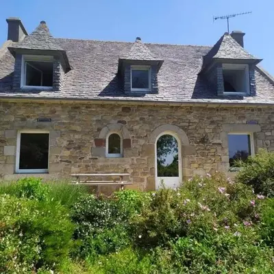 Grande maison bretonne entre campagne et mer