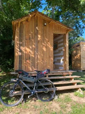 Vélo sur le terrain de l'établissement CabaNomade ou dans les environs