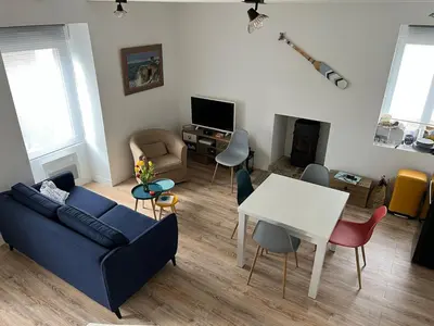 Télévision ou salle de divertissement dans l'établissement Charmant Penty proche toutes commodites