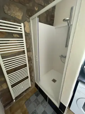 Salle de bains dans l'établissement Carabzh, la petite roulotte unique !