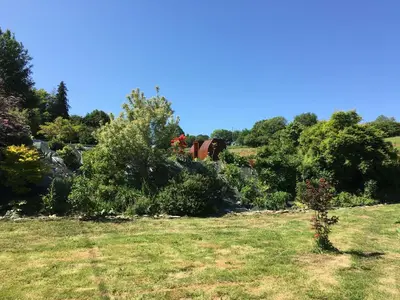 Jardin de l'établissement Carabzh, la petite roulotte unique !