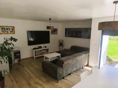 Télévision ou salle de divertissement dans l'établissement Maison Familiale Lumineuse