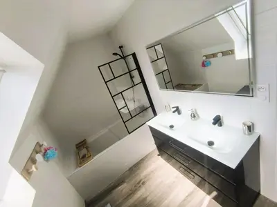 Salle de bains dans l'établissement Maison Familiale Lumineuse