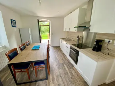 Cuisine ou kitchenette dans l'établissement Charmante Maison au fil de la Voie Verte