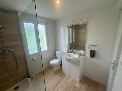 Salle de bains dans l'établissement Maison de vacances Crozon 2ch - jardin clos
