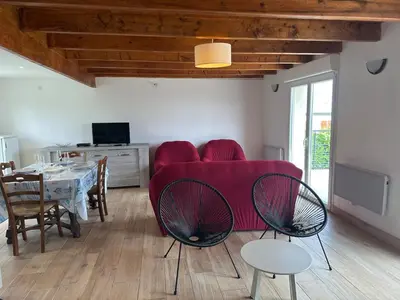 Télévision ou salle de divertissement dans l'établissement Maison de vacances Crozon 2ch - jardin clos