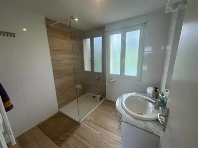 Salle de bains dans l'établissement Maison de vacances Crozon 2ch - jardin clos