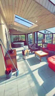 Coin salon dans l'établissement Maison avec Jardin et Jacuzzi