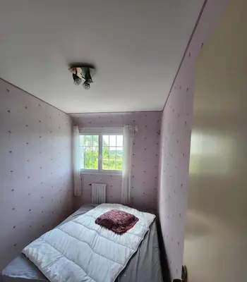 Un ou plusieurs lits dans un hébergement de l'établissement Maison avec Jardin et Jacuzzi