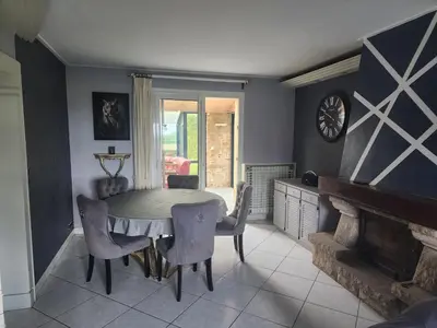 Coin salon dans l'établissement Maison avec Jardin et Jacuzzi