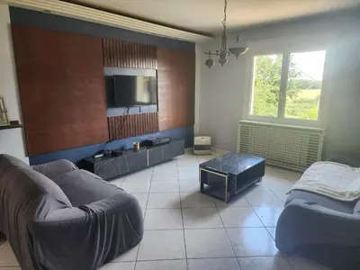 Coin salon dans l'établissement Maison avec Jardin et Jacuzzi
