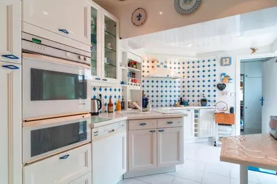 Cuisine ou kitchenette dans l'établissement Gwell Ar Ster - Maison à 400 m de la plage