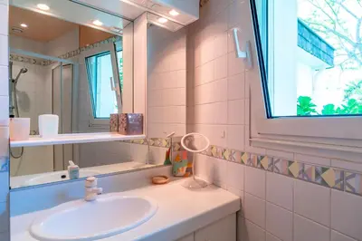 Salle de bains dans l'établissement Gwell Ar Ster - Maison à 400 m de la plage