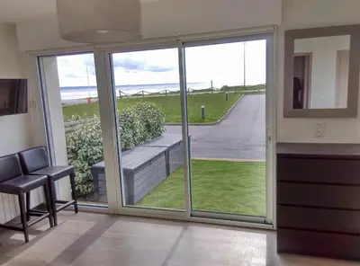 Coin salon dans l'établissement Apartment Brittany facing and seaside
