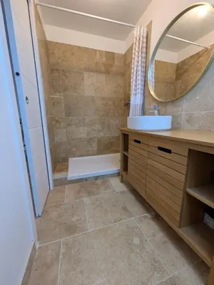 Salle de bains dans l'établissement Letty Glaz, Plage à 300 m, Piscine 29 degrés, Calme - Stay in Brittany