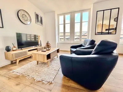 Télévision ou salle de divertissement dans l'établissement Appartement Quimper Centre ville avec Parking