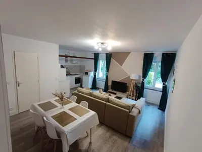 Coin salon dans l'établissement Charmant appartement proche de la ville et du bord de Mer