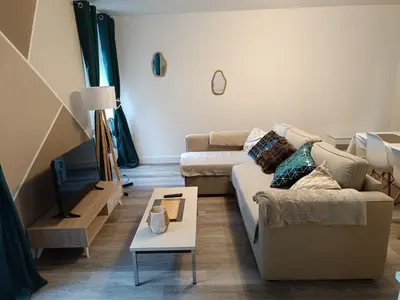 Télévision ou salle de divertissement dans l'établissement Charmant appartement proche de la ville et du bord de Mer
