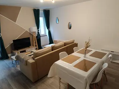 Coin salon dans l'établissement Charmant appartement proche de la ville et du bord de Mer