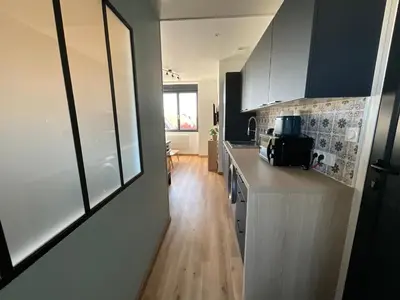 Cuisine ou kitchenette dans l'établissement Appartement à 10 minutes à pied de la mer