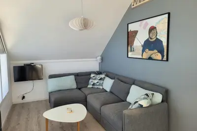 Télévision ou salle de divertissement dans l'établissement Tipoz'Immo - Brise Marine 1 accès direct plage - vue mer - spot de surf - wifi inclus - linge inclus et lits faits - balcon - parking gratuit - proches des commerces