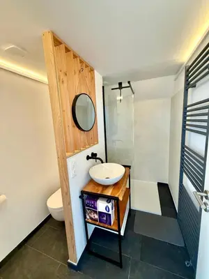 Salle de bains dans l'établissement Tipoz'Immo - Brise Marine 1 accès direct plage - vue mer - spot de surf - wifi inclus - linge inclus et lits faits - balcon - parking gratuit - proches des commerces
