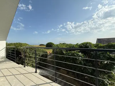 Balcon ou terrasse dans l'établissement Tipoz'Immo - Brise Marine 1 accès direct plage - vue mer - spot de surf - wifi inclus - linge inclus et lits faits - balcon - parking gratuit - proches des commerces