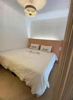 Un ou plusieurs lits dans un hébergement de l'établissement Appartement pieds dans l eau vue mer