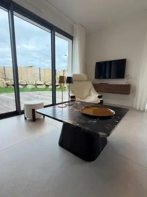 Télévision ou salle de divertissement dans l'établissement Ty Rosc'OFF, Plain-pied de charme, tout récent, à proximité immédiate du centre de Roscoff