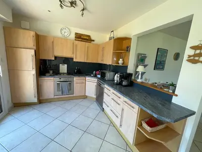 Cuisine ou kitchenette dans l'établissement Ti Melen face à la plage du Lodonnec