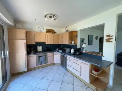 Cuisine ou kitchenette dans l'établissement Ti Melen face à la plage du Lodonnec