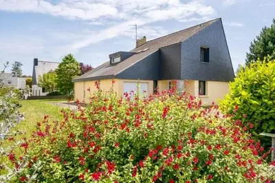 Jardin de l'établissement Ti Melen face à la plage du Lodonnec