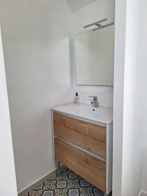 Salle de bains dans l'établissement Maison de vacances à 10 minutes des plages de Porspoder