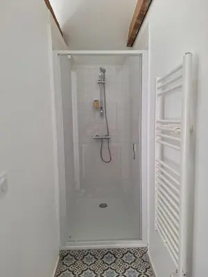 Salle de bains dans l'établissement Maison de vacances à 10 minutes des plages de Porspoder