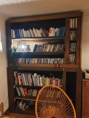 Bibliothèque dans la maison de vacances