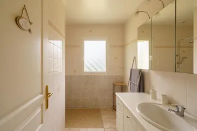 Salle de bains dans l'établissement Ty Ma Breur - 5min de la Plage